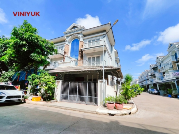 Prime Corner Twin Villa Near Aeon 2