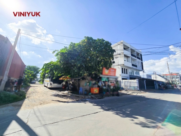 Corner Plot On Street 1015